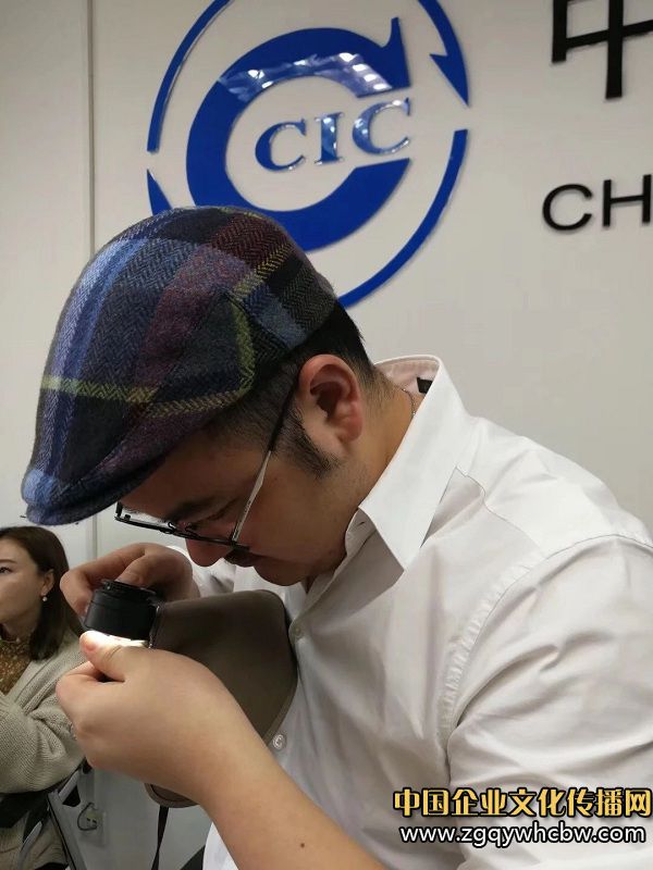 費翔在課堂上進行實操練習(xí).jpg